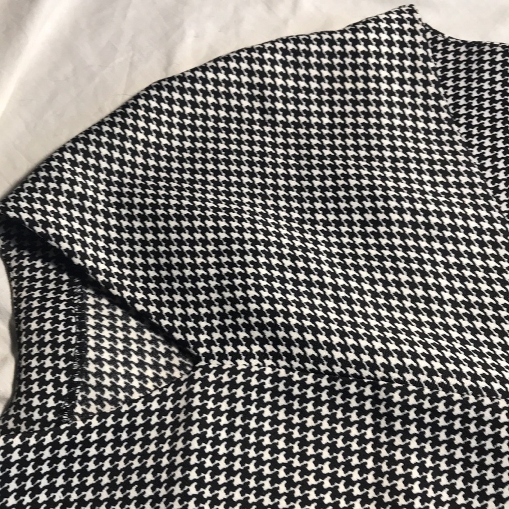 “CLUB MONACO” Tunic Style Black and White Dress. - Picture 11 of 14